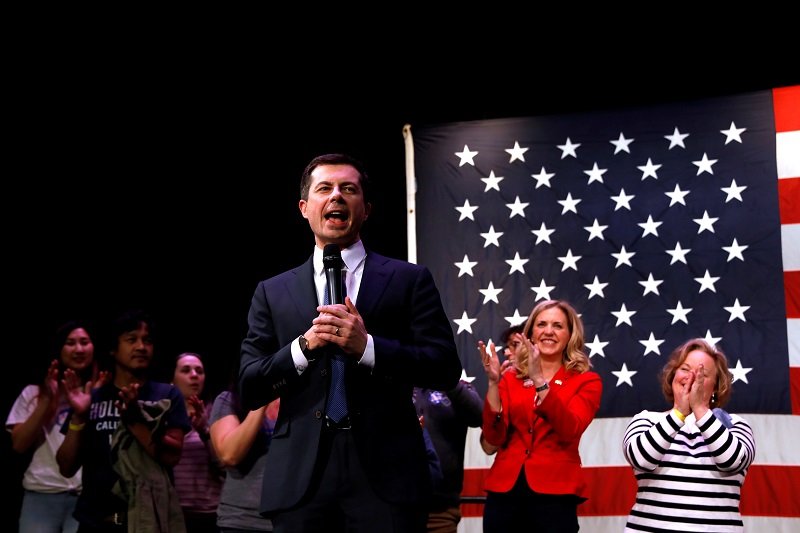 2020-02-07T221001Z_2_LYNXMPEG160HM_RTROPTP_4_USA-ELECTION-DEBATE.JPG
