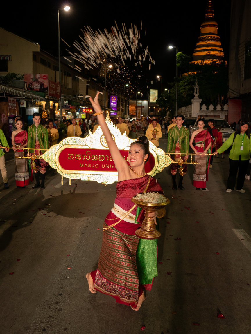 Loi Krathong 2-26.jpg