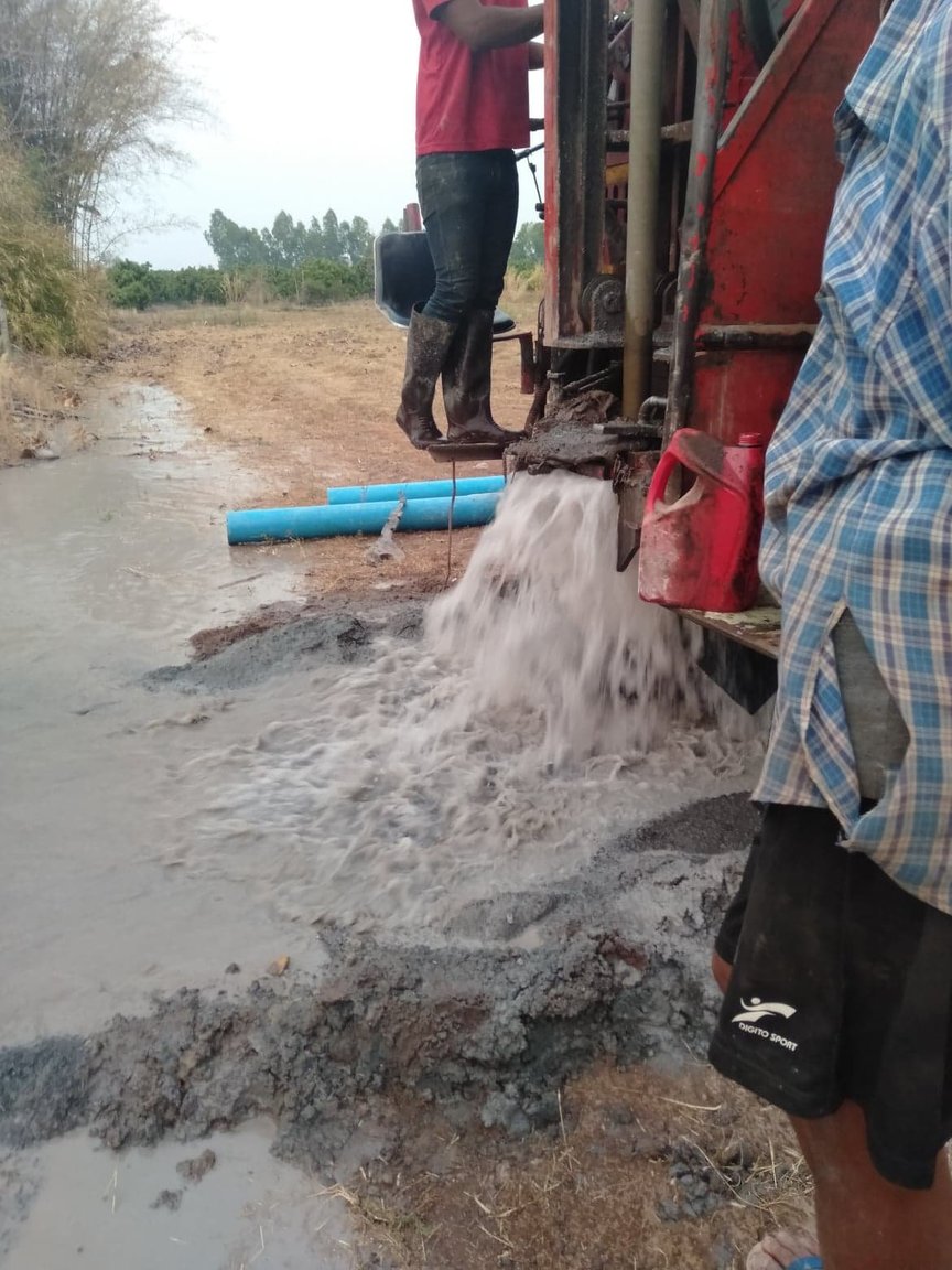 Water flowing from the bore at Granny Block.jpg