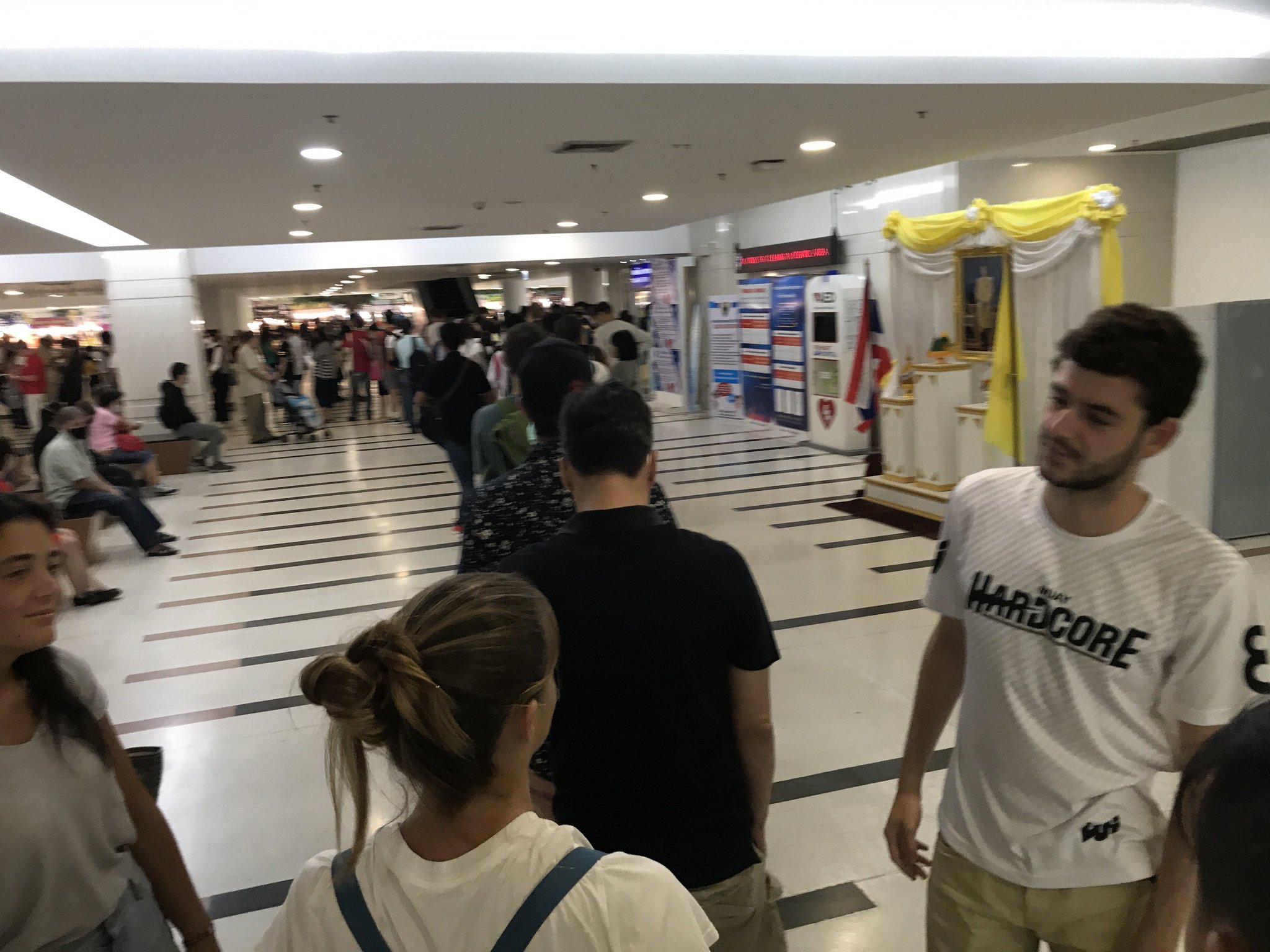1. 8am queue-to-get-queue-number.JPG