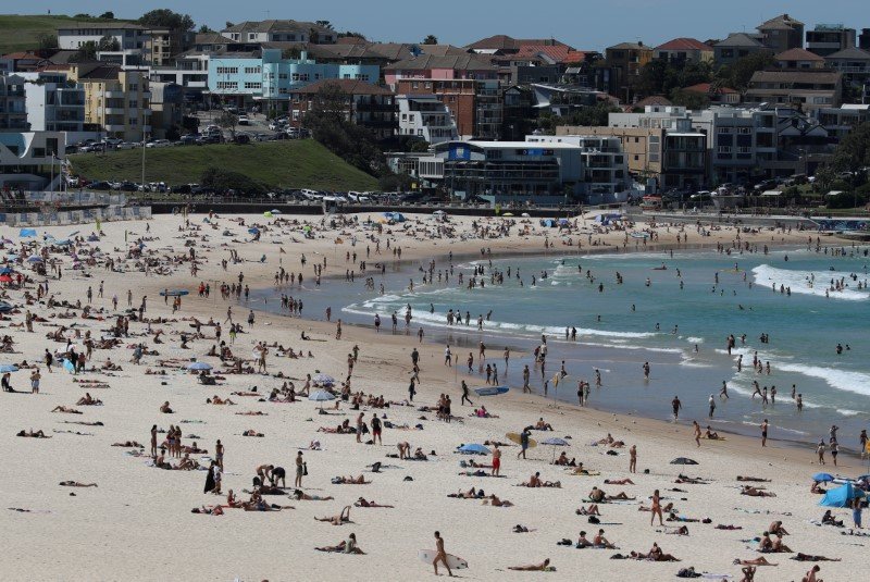 2020-03-21T043458Z_1_LYNXMPEG2K068_RTROPTP_3_HEALTH-CORONAVIRUS-AUSTRALIA-BEACH.JPG