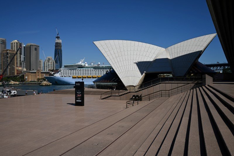 2020-03-22T130254Z_1_LYNXMPEG2L0EA_RTROPTP_3_HEALTH-CORONAVIRUS-AUSTRALIA-TOURISTS.JPG