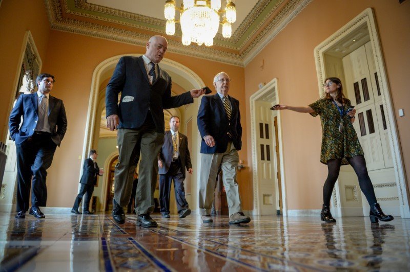 2020-03-22T225344Z_1_LYNXMPEG2L0SF_RTROPTP_3_HEALTH-CORONAVIRUS-USA-CONGRESS.JPG