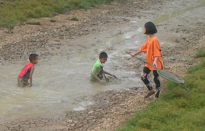 2057271235_mudkids.jpg.086a5a5b53774a5041cfe02a1b6c0da5.jpg