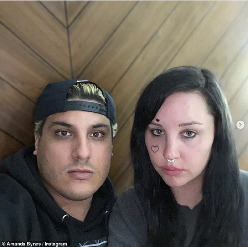 25702860-8089133-It_s_over_Amanda_Bynes_has_split_from_fiance_Paul_Michael_three_-a-91_1583708992522.jpg