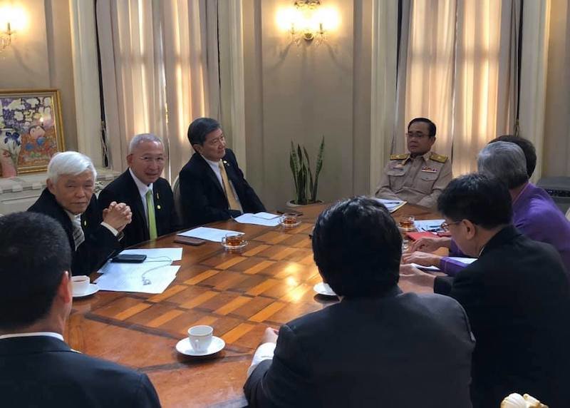 Prayut-and-doctors.24.jpg