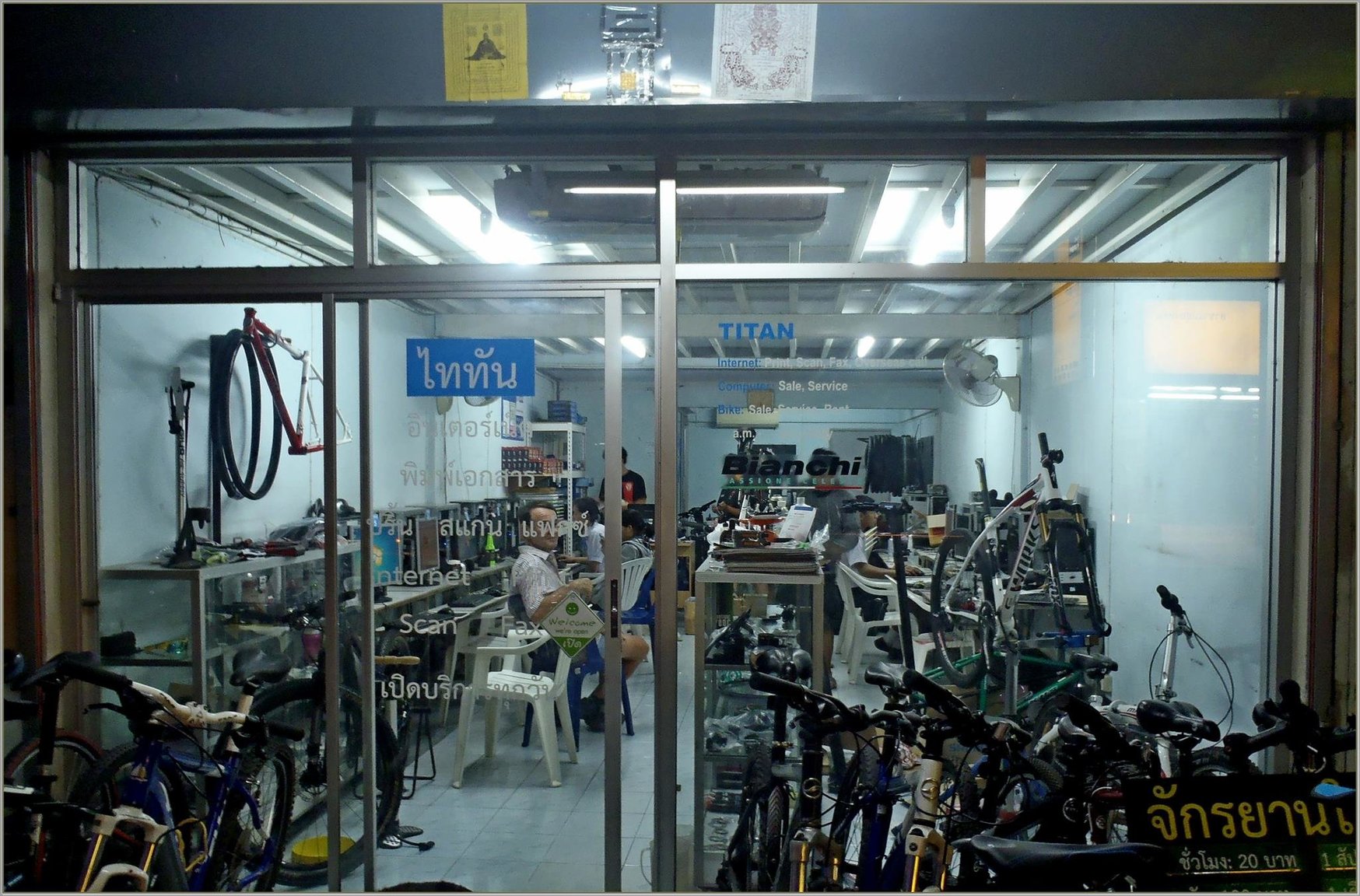 1085716844_PB193670_Titan_bicycle_shop(Copy).thumb.JPG.370dd788f6617e9d3c5cf75a15884feb.JPG