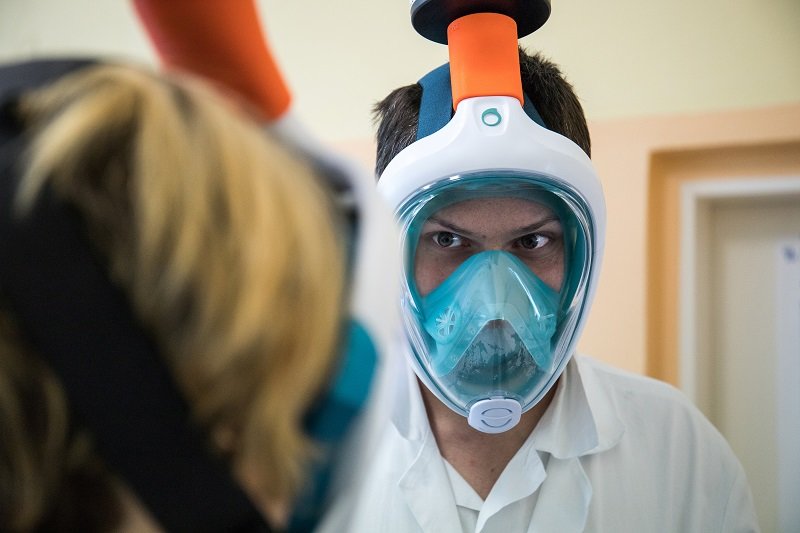 2020-03-31T091807Z_1_LYNXMPEG2U0XK_RTROPTP_4_HEALTH-CORONAVIRUS-CZECH-SNORKEL-MASKS.JPG