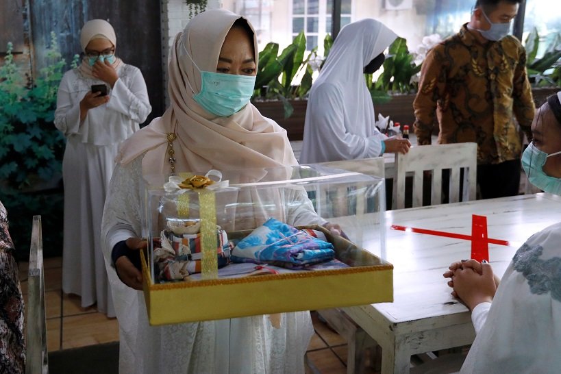 2020-04-10T080658Z_2_LYNXNPEG390D2_RTROPTP_4_HEALTH-CORONAVIRUS-INDONESIA-WEDDING.JPG