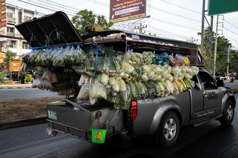 2020-04-14T071621Z_1_LYNXNPEG3D0EU_RTROPTP_4_HEALTH-CORONAVIRUS-THAILAND-GROCERY-TRUCKS.JPG