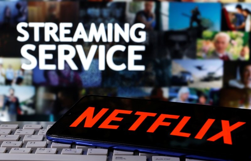 2020-04-17T140136Z_1_LYNXMPEG3G1FH_RTROPTP_4_HEALTH-CORONAVIRUS-NETFLIX.JPG
