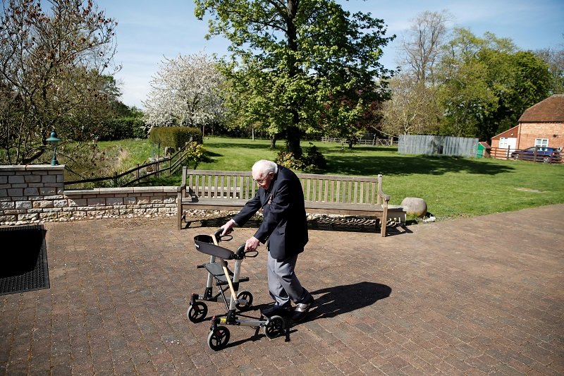 2020-04-18T051812Z_1_LYNXMPEG3H056_RTROPTP_4_HEALTH-CORONAVIRUS-BRITAIN-VETERAN.JPG