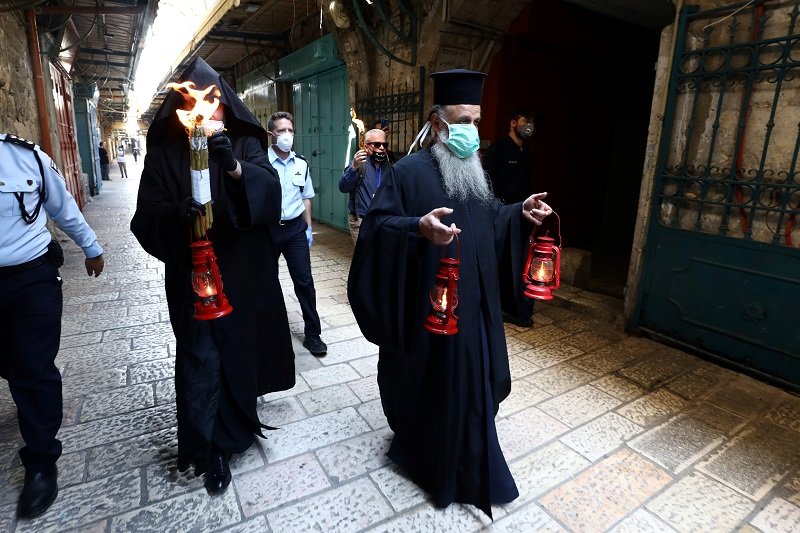 2020-04-18T151205Z_1_LYNXMPEG3H0EO_RTROPTP_4_HEALTH-CORONAVIRUS-ORTHODOX-HOLY-FIRE-JERUSALEM.JPG