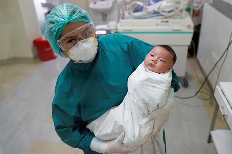 2020-04-22T132806Z_1_LYNXNPEG3L1AG_RTROPTP_4_HEALTH-CORONAVIRUS-THAILAND-BABY.JPG