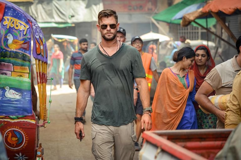 extraction-chris-hemsworth-3-1582198776.jpg