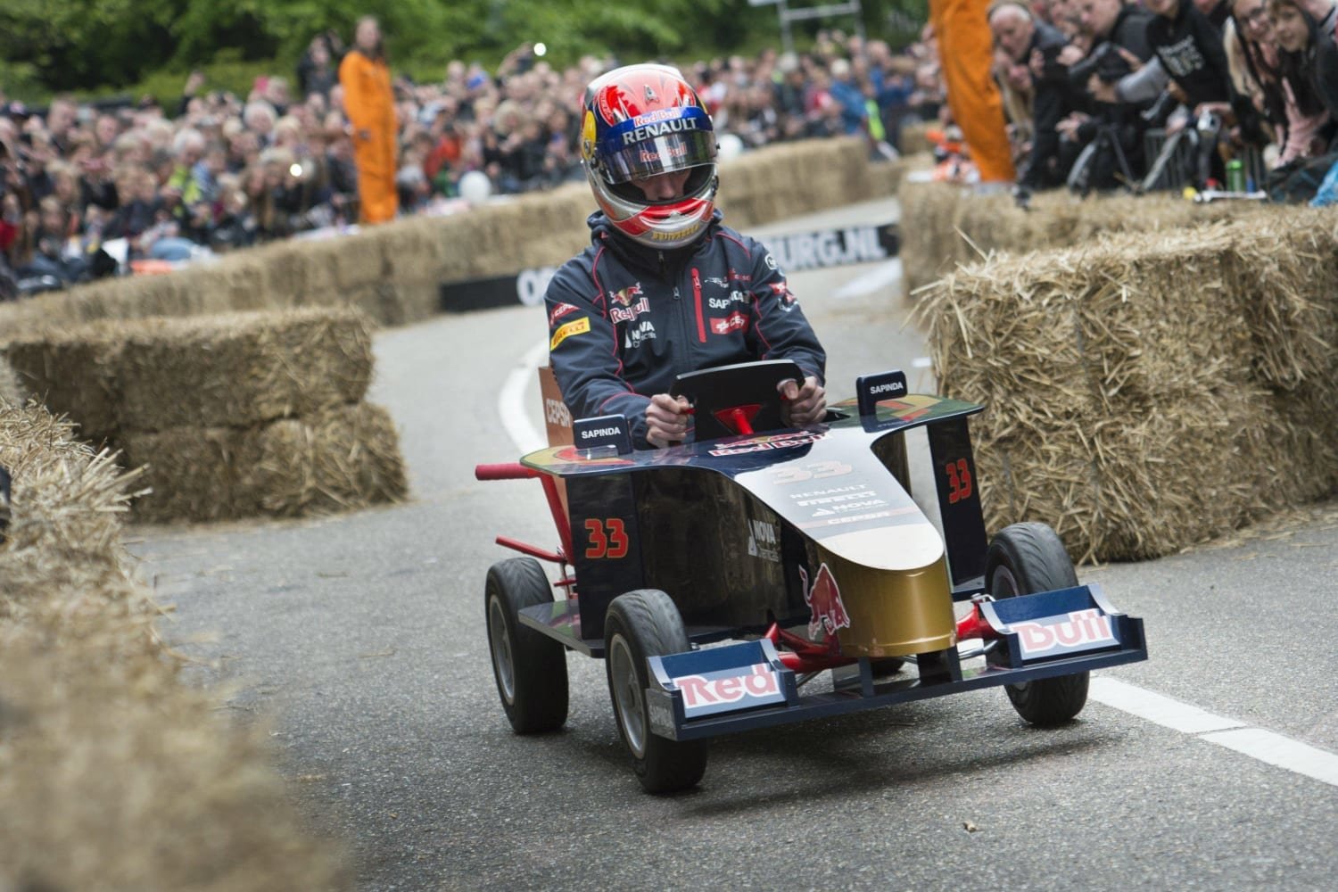 verstappen-soapbox-red-bull-zeepkistenrace.jpg.6773f2471a5e98ac51ff13eabfe56481.jpg