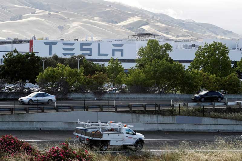 2020-05-12T201436Z_2_LYNXMPEG4B1LL_RTROPTP_4_HEALTH-CORONAVIRUS-TESLA-TRUMP.JPG