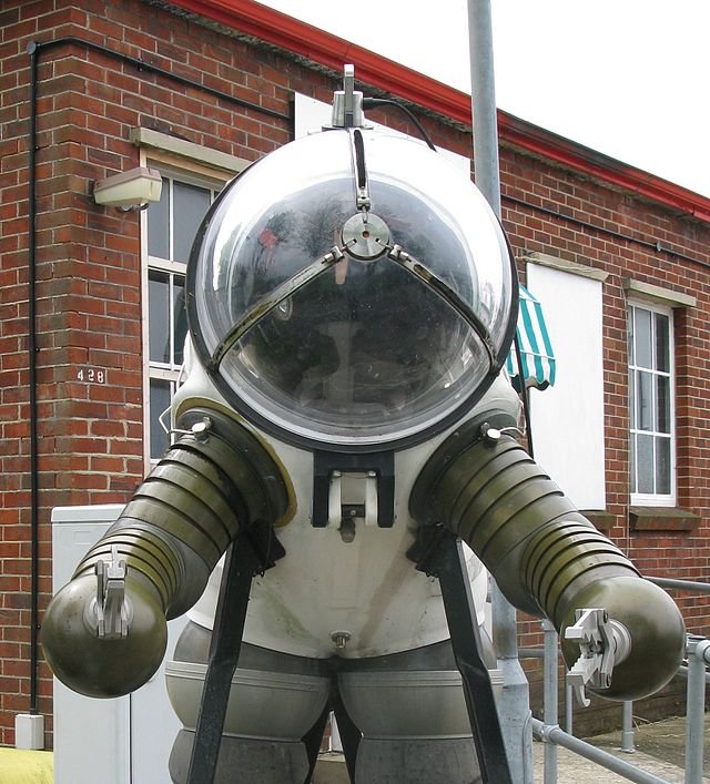 640px-JIM_suitRoyal_Navy_Submarine_Museum.jpg.85110f55902b8ceed63de443e509f5f3.jpg