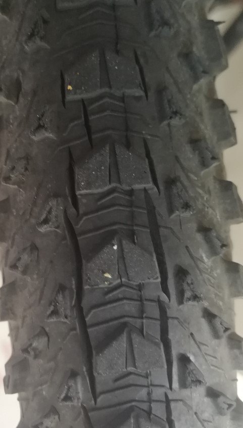 TireSplit.jpg.fb2e39dd0865f5e5f859bb50de174b9e.jpg