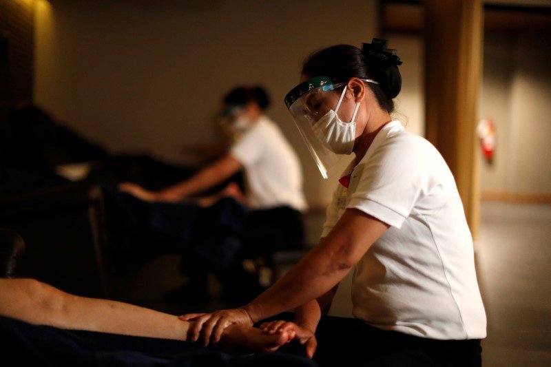2020-06-01T134848Z_1_LYNXMPEG5027H_RTROPTP_3_HEALTH-CORONAVIRUS-THAILAND-THEATRE.JPG