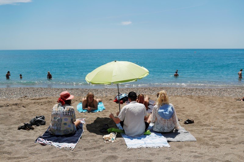2020-06-04T090816Z_1_LYNXMPEG530T7_RTROPTP_3_HEALTH-CORONAVIRUS-SPAIN-MALAGA.JPG