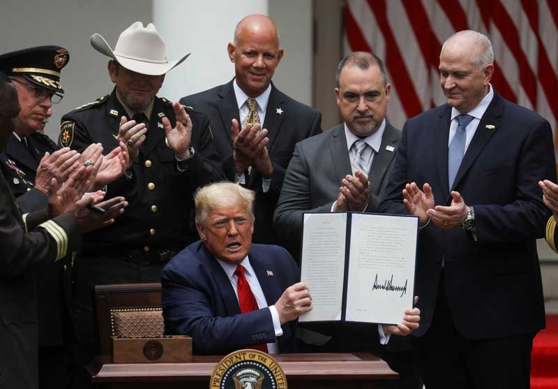 2020-06-16T223232Z_1_LYNXMPEG5F22A_RTROPTP_4_MINNEAPOLIS-POLICE-USA-TRUMP.JPG