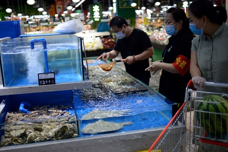 2020-06-24T085203Z_1_LYNXMPEG5N0YS_RTROPTP_4_HEALTH-CORONAVIRUS-CHINA-SEAFOOD.JPG