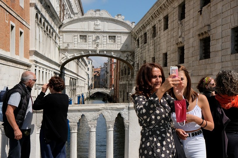 2020-06-26T231510Z_2_LYNXMPEG5P1UC_RTROPTP_4_HEALTH-CORONAVIRUS-EU-TRAVEL.JPG