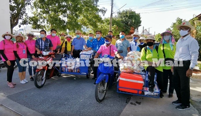 AT_20.06_01-Pattaya-deputy-mayors-hand-out-food-pic-1.jpg