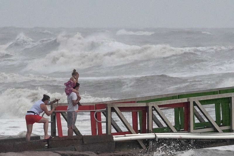 2020-07-25T220233Z_1_LYNXNPEG6O0HO_RTROPTP_4_STORM-HANNA-TEXAS.JPG