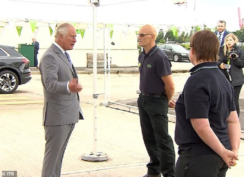 30586866-8507583-The_Prince_of_Wales_meets_the_member_of_staff_outside_the_Asda_D-m-21_1594322307321.jpg