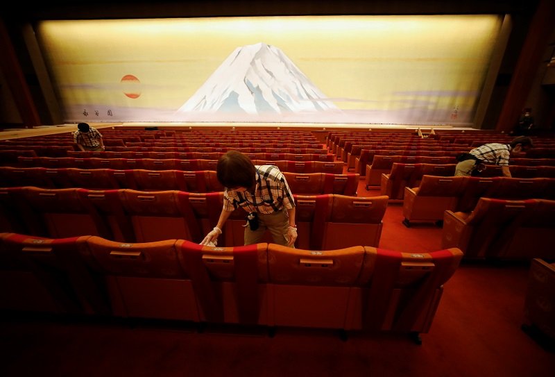 2020-08-01T052742Z_1_LYNXNPEG7020T_RTROPTP_4_HEALTH-CORONAVIRUS-JAPAN-KABUKI.JPG