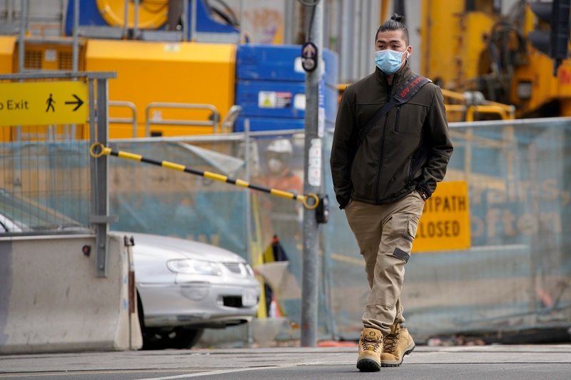 2020-08-04T042450Z_2_LYNXNPEG73046_RTROPTP_4_HEALTH-CORONAVIRUS-AUSTRALIA-MASKS.JPG