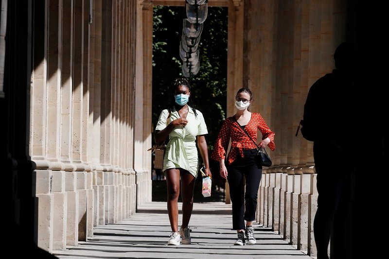 2020-08-08T164215Z_2_LYNXNPEG770G8_RTROPTP_4_HEALTH-CORONAVIRUS-PARIS-MASKS.JPG