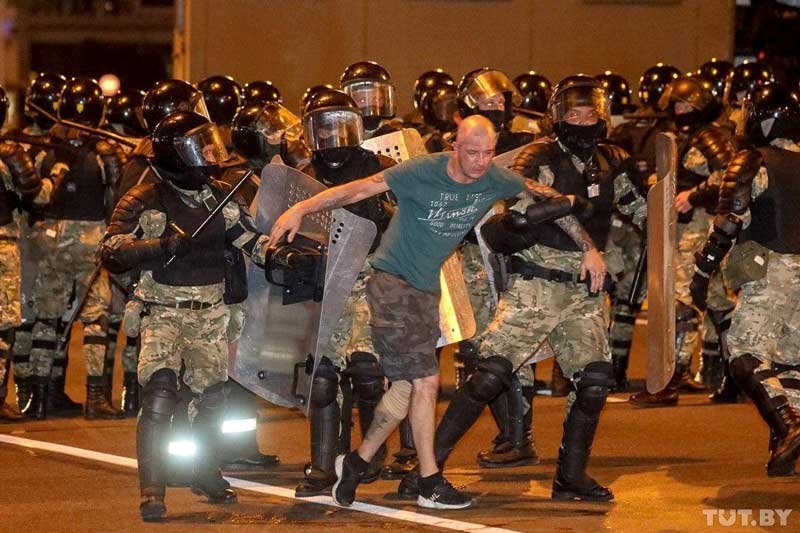 2020-08-09T215418Z_1_LYNXNPEG780IX_RTROPTP_4_BELARUS-ELECTION.JPG