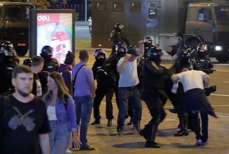 2020-08-10T221010Z_1_LYNXNPEG791QQ_RTROPTP_4_BELARUS-ELECTION-PROTESTS.JPG