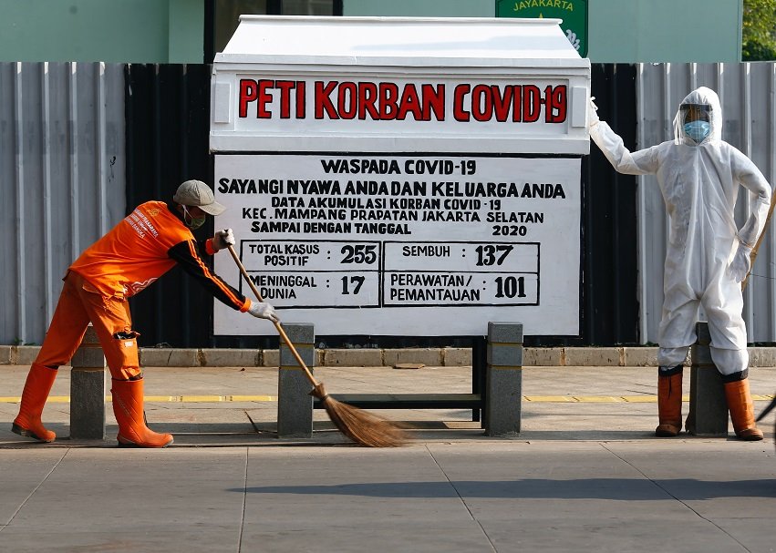 2020-08-19T093616Z_1_LYNXNPEG7I0MV_RTROPTP_4_HEALTH-CORONAVIRUS-INDONESIA-COFFIN.JPG