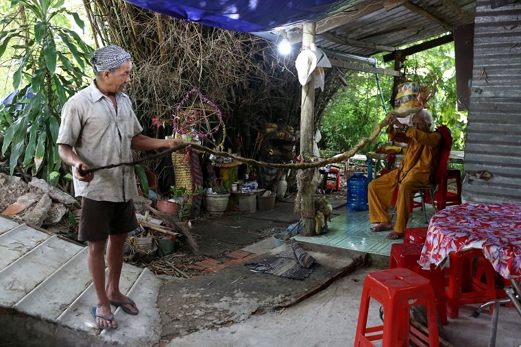 2020-08-26T011750Z_1_LYNXMPEG7P029_RTROPTP_4_VIETNAM-LONGHAIR.JPG