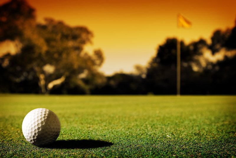 76774598_golf_Alongputtonthe18thgreenassunsetclosesin.jpg.866dc2c59e495e858a86010803f491cb.jpg