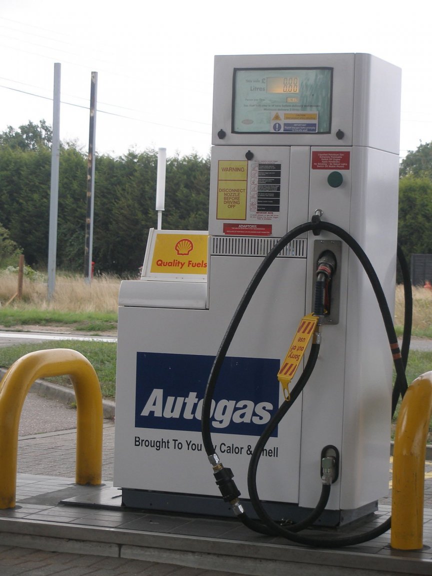 1200px-Autogas_station.jpg