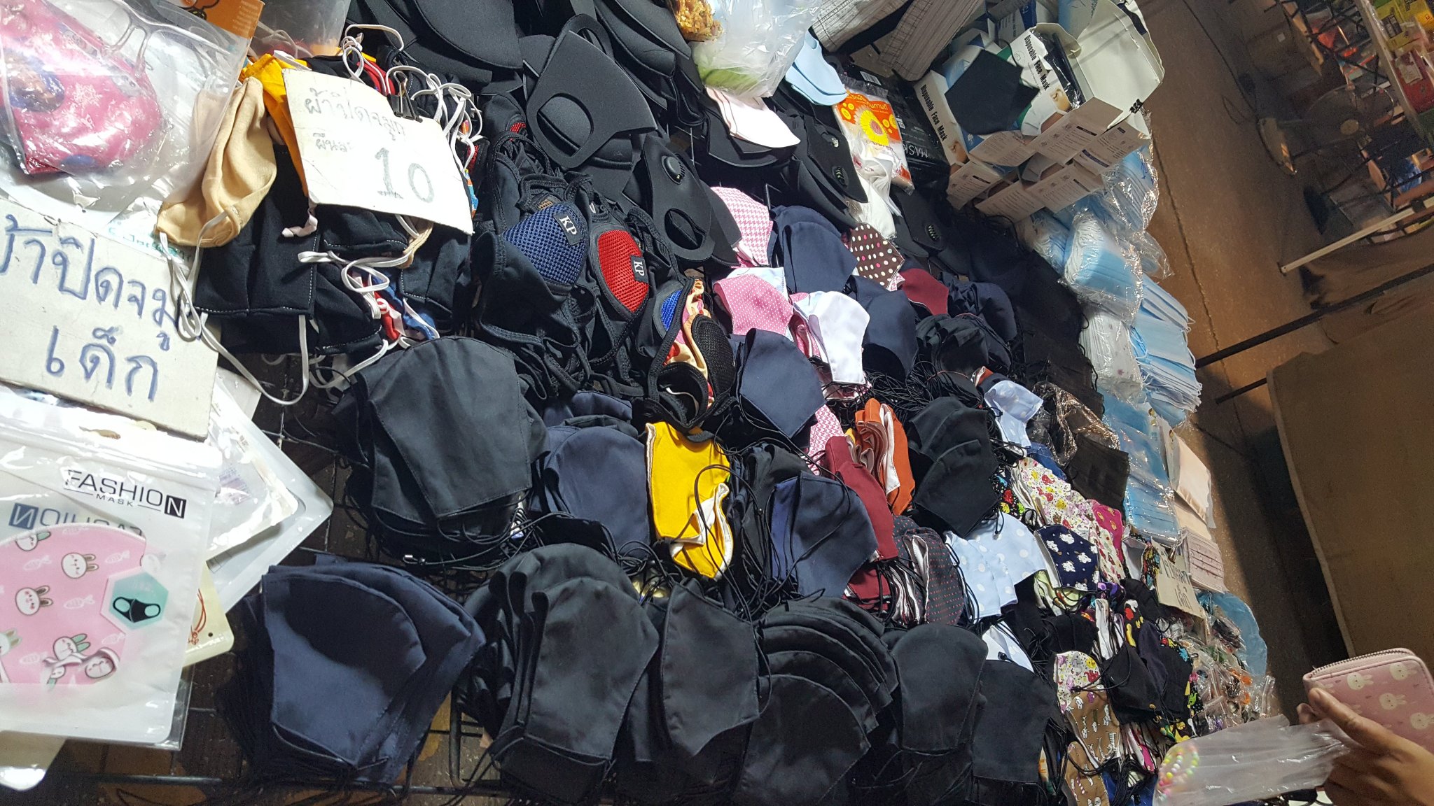 1407225657_Blackmasksforsale..thumb.jpg.59a71f557e5ab2c670e11a884a8ec2dc.jpg