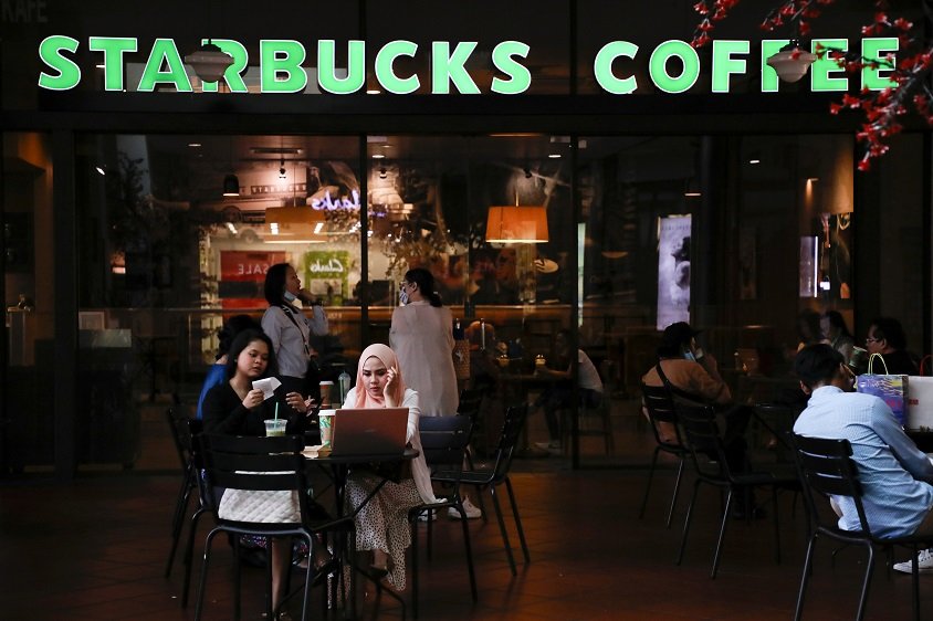 2020-09-08T022722Z_1_LYNXMPEG8705R_RTROPTP_4_STARBUCKS-ASIA.JPG