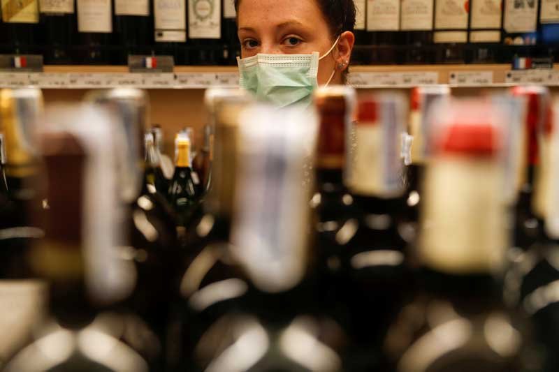 2020-09-10T081716Z_1_LYNXMPEG890NR_RTROPTP_4_HEALTH-CORONAVIRUS-THAILAND-ALCOHOL-BAN.JPG