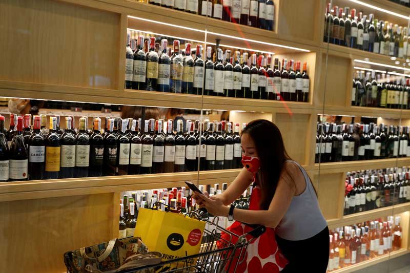 2020-09-10T082019Z_1_LYNXMPEG890O3_RTROPTP_4_HEALTH-CORONAVIRUS-THAILAND-ALCOHOL-BAN.JPG