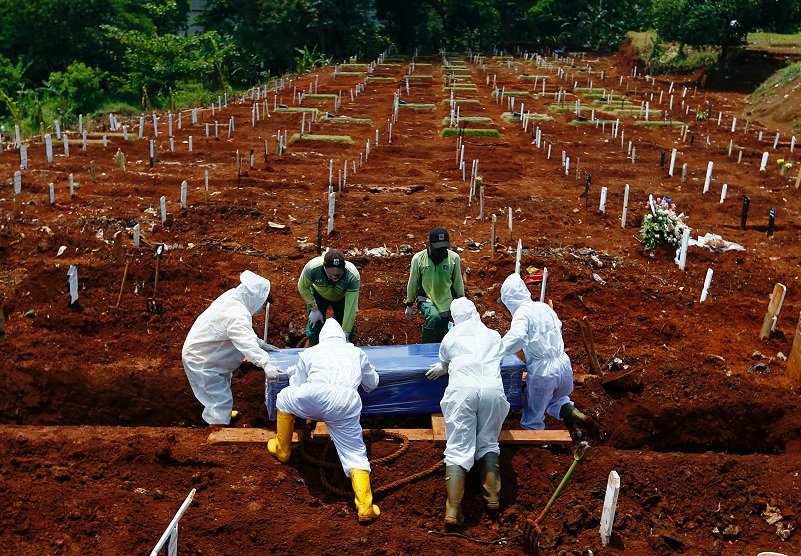 2020-09-21T074957Z_1_LYNXNPEG8K0H9_RTROPTP_4_HEALTH-CORONAVIRUS-INDONESIA-GRAVEDIGGER.JPG