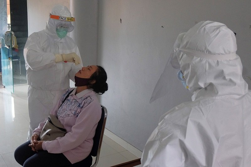 2020-09-23T085040Z_1_LYNXNPEG8M0OP_RTROPTP_4_HEALTH-CORONAVIRUS-INDONESIA-STIGMA.JPG