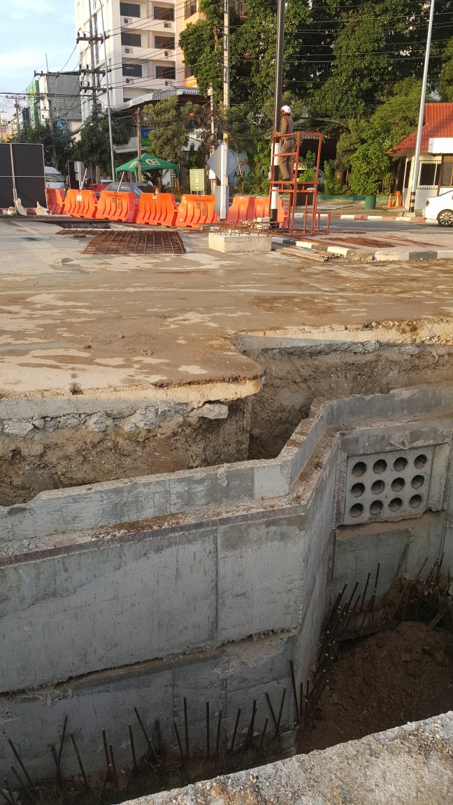 1120931306_Intersectionconstruction(1).thumb.jpg.f01beeff29eb53ee9dd7a9e9cd02d006.jpg