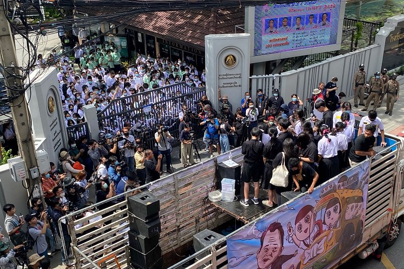 2020-10-02T095335Z_1_LYNXMPEG910ZB_RTROPTP_4_THAILAND-PROTESTS-HIGHSCHOOL.JPG