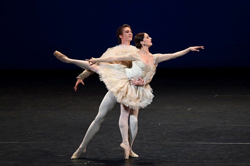 2020-10-09T013322Z_2_LYNXMPEG9801Y_RTROPTP_4_HEALTH-CORONAVIRUS-BRITAIN-BALLET.JPG