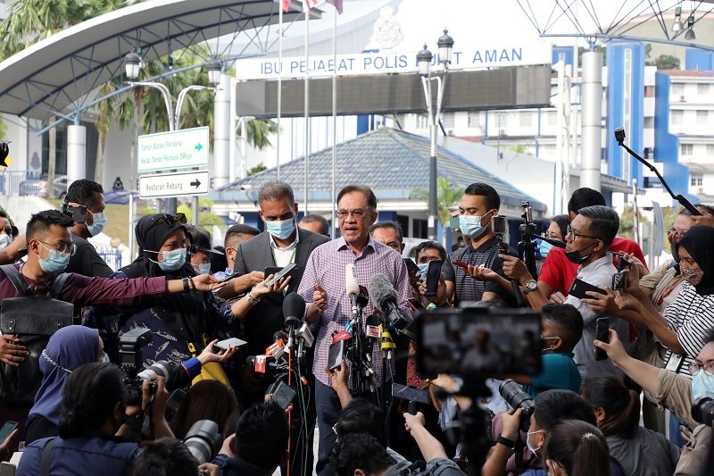 2020-10-17T062542Z_3_LYNXMPEG9F0V8_RTROPTP_4_MALAYSIA-POLITICS-ANWAR-POLICE.JPG